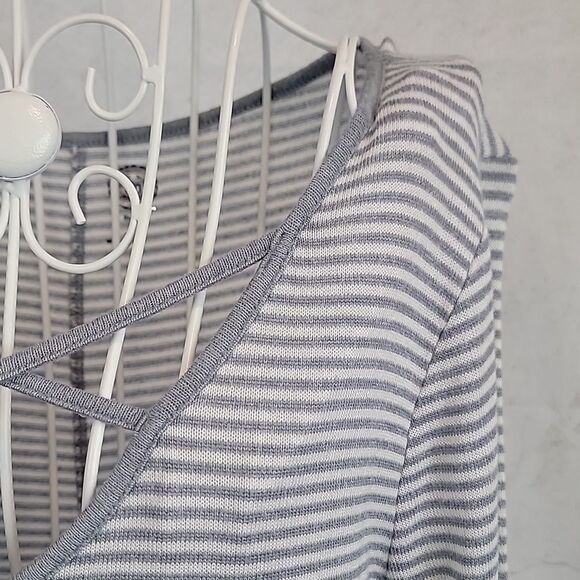 SO Striped V-Neck Long Sleeve Casual Top Grey & White Womens Size L - Picture 4 of 11